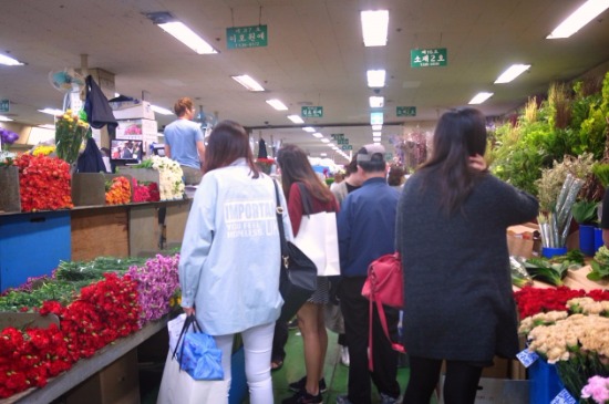 어버이날 앞두고 서울 고속터미널 꽃시장 가봤더니 … 중국산 카네이션 많이 늘었네 | 한국경제